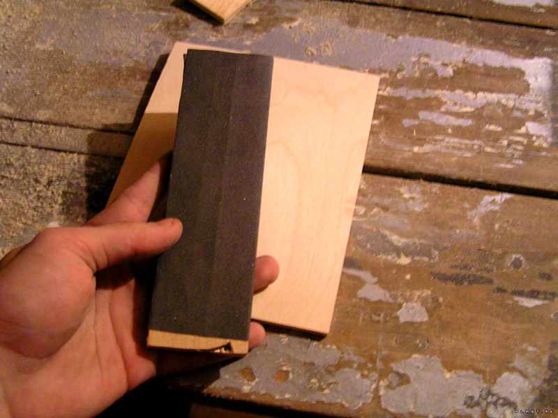 Наждачная бумага с деревянным бруском неплохо справится с поставленной задачей
