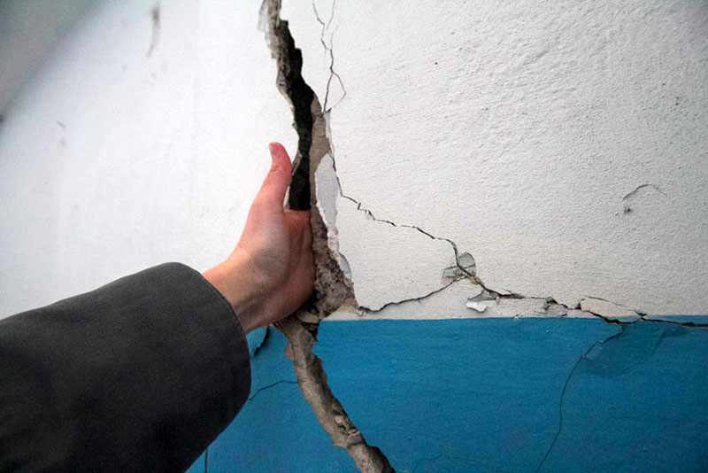 Как и чем заделать трещину в стене