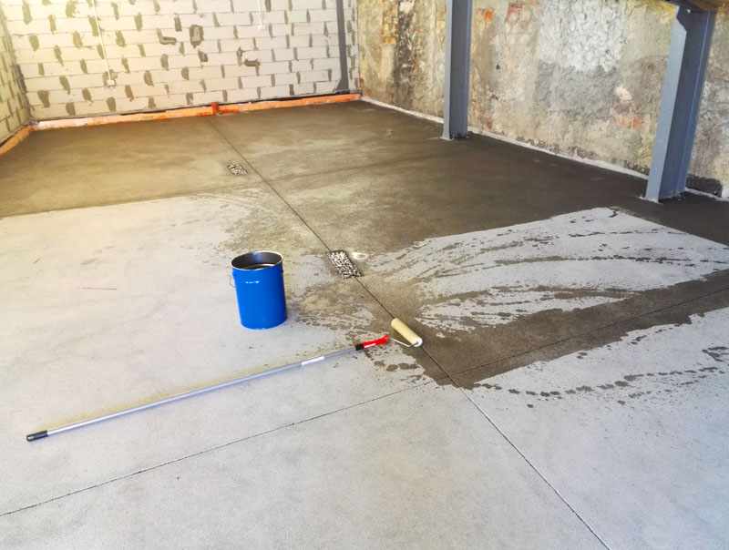 Грунтовка, как при обычных отделочных работах, предотвратит появление пыли на бетонном полу