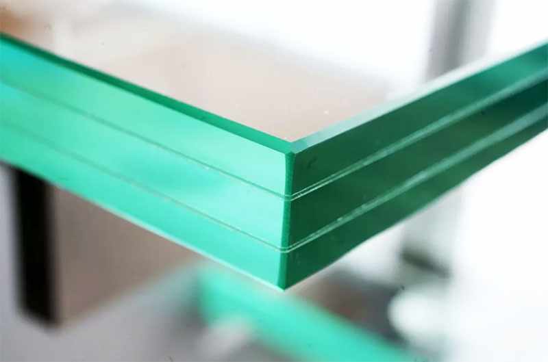 Слои стекла склеены прозрачной плёнкой, которая армирует конструкцию и снижает напряжение при механическом воздействии