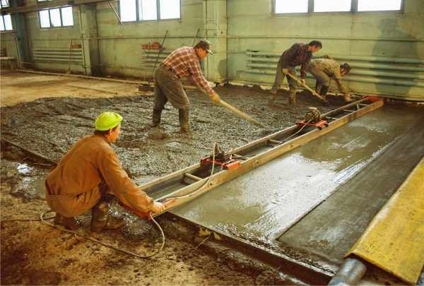 Процесс заливки и выравнивания бетона