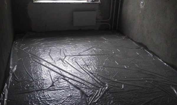 Пленка раскладывается на поверхности пол с фиксацией по углам с помощью двухстороннего скотча