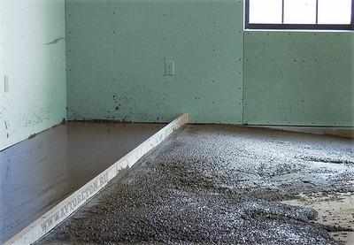 Керамзит можно добавить в состав бетонного раствора для заливки стяжки