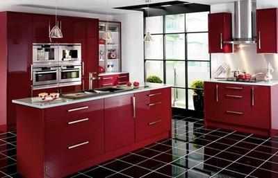 Очень интересное сочетание черной плитки с яркими красками кухонной мебели