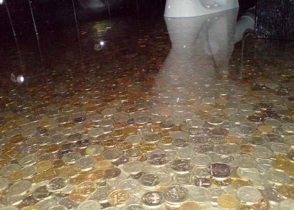Наливной пол с залитыми в прозрачный слой монетами