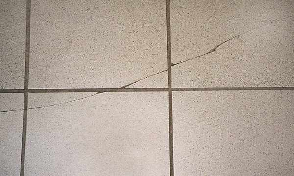Падение тяжелых предметов на плиточный пол может привести к образованию сколов и трещин