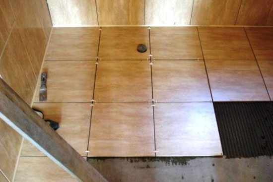 Укладка керамической плитки на пол в бане