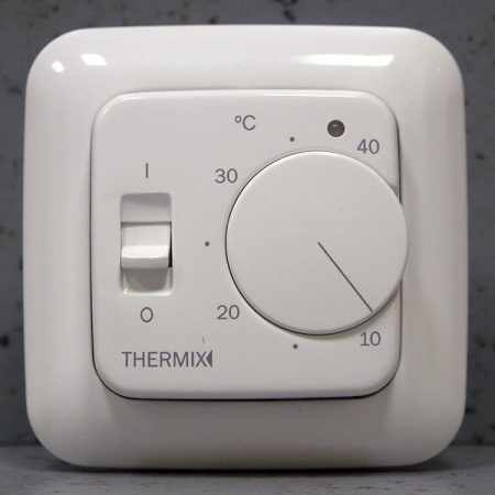 Классический вариант комнатного терморегулятора для теплого пола с выносным датчиком температуры