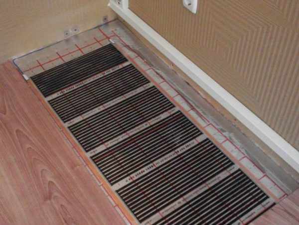 Если плитка укладывается поверх теплого пола, нужно, чтобы одна и та же температура (не менее 18 градусов тепла) сохранялась на протяжении минимум трех дней