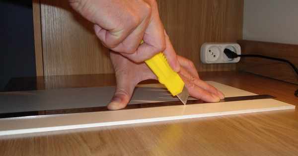 Проще всего резать виниловый ламинат – это можно сделать с помощью обычного канцелярского ножа и линейки