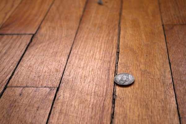 Если расстояние между лагами не было соблюдено, высока вероятность, что уложенный поверх деревянный пол будет скрипеть