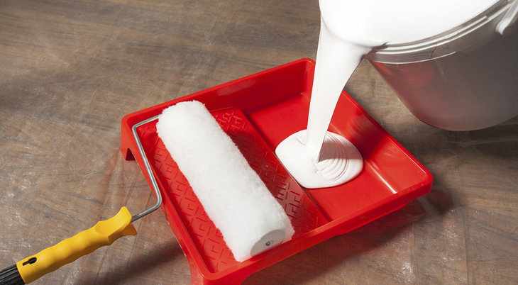 Налейте краску в подготовленную ванночку или лоток