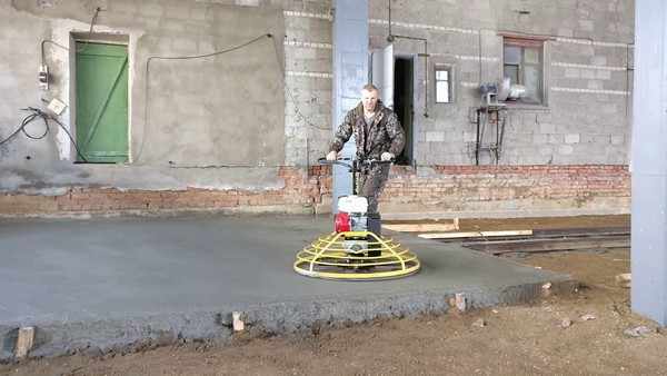 Затирка бетона производится с помощью специального оборудования