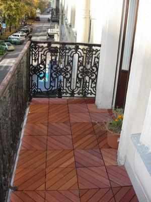 Балкон с полом из садового паркета - удобство и эстетичность