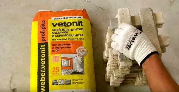 Можно приобрести как сухой клей, так и готовую смесь