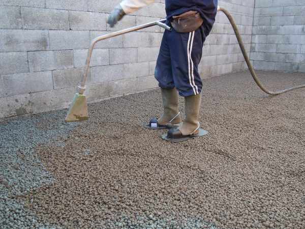 Использование керамзита для утепления. На фото заливка керамзита тощим бетоном