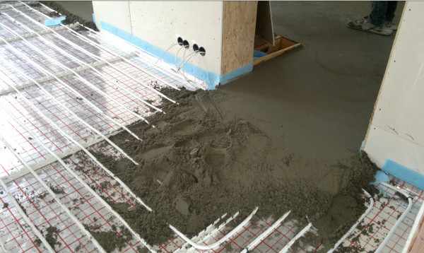 Быстрая укладка тёплого пола происходит благодаря минимальному количеству воды в песчано-цементном растворе стяжки
