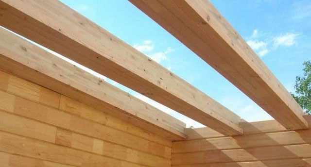 Технология возведения балок в деревянном доме путем врубки их в верхний венец дома