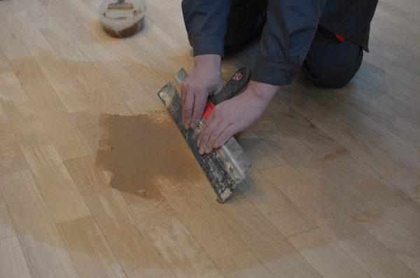 Шпатлевание поверхности деревянного пола
