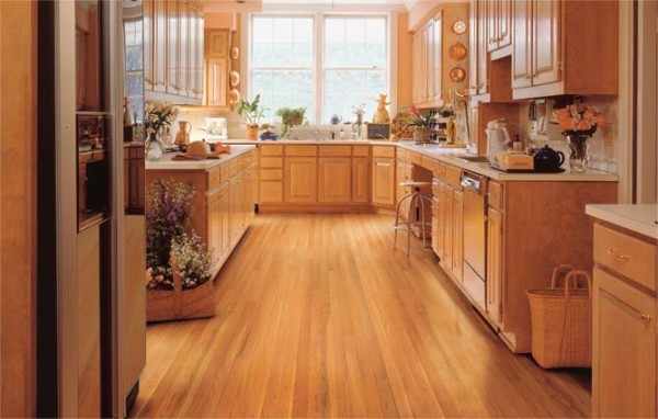 Деревянные полы на кухне прекрасно вписываются в интерьер