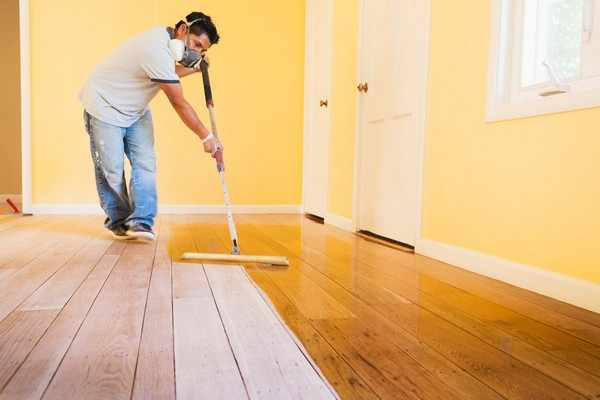 Чем покрасить деревянный пол в доме?