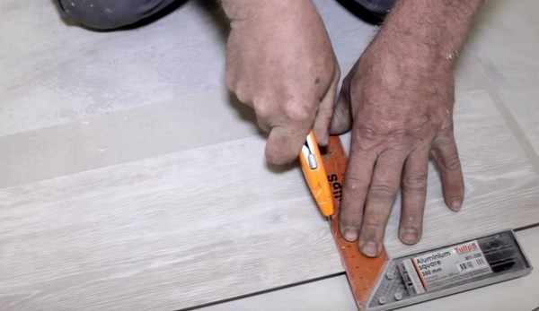 Кварцвиниловую плитку при необходимости можно разрезать обычным канцелярским ножом