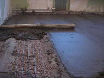 Для большей прочности и надежности бетонную стяжку следует армировать