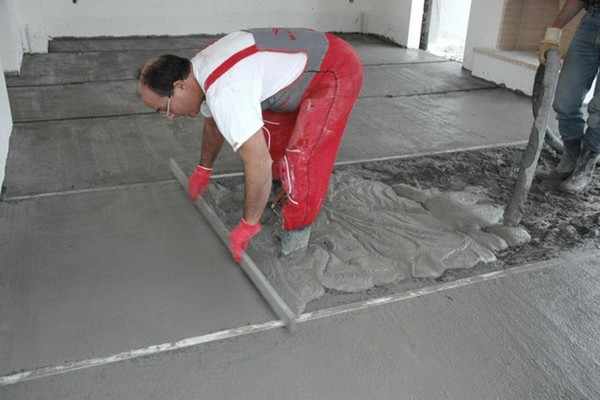 Если на бетонном основании есть явные дефекты, неровности, их нужно предварительно устранить, например, с помощью самовыравнивающейся смеси