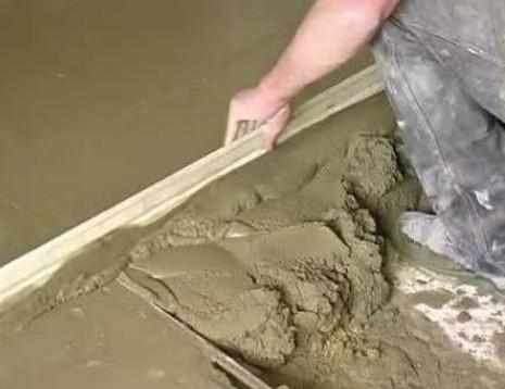 Выравнивание бетонного пола цементной стяжкой