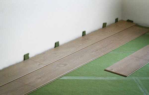 Подложки под ламинат позволяют уменьшить звуки от ходьбы по полу, падения на него каких-либо предметов