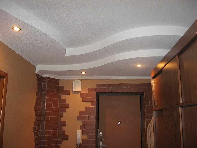 Гипсокартонный потолок в коридоре