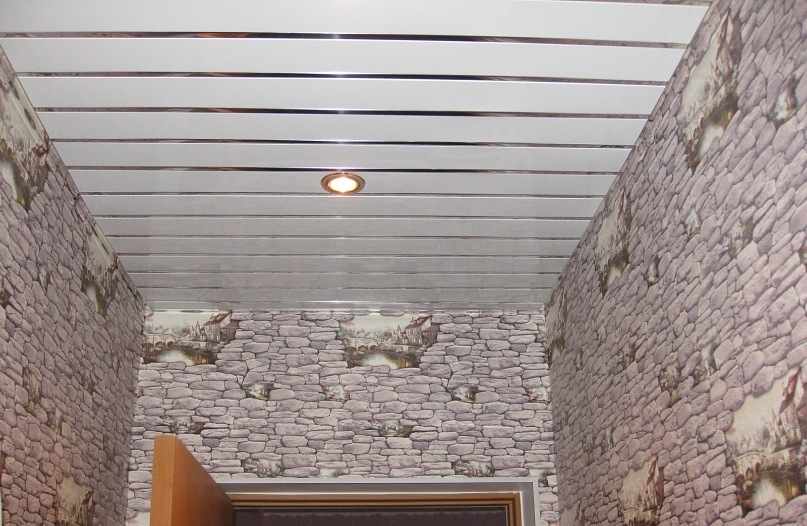 Реечный потолок в коридоре