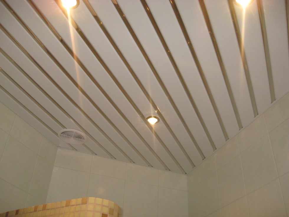 Реечный потолок в ванной