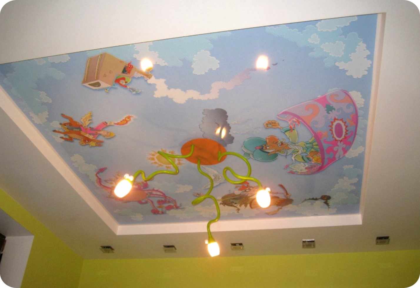 Потолок с рисунком