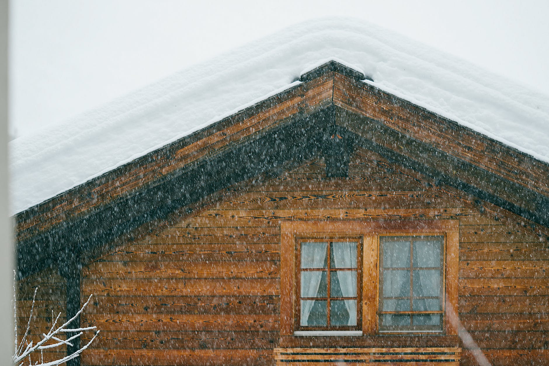 Снег на фоне дома