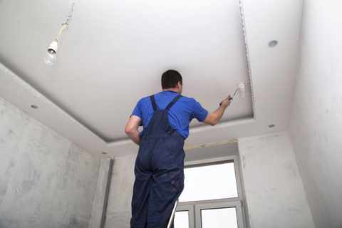 Как покрасить потолок: выбор краски, инструментов, советы по выполнению работ