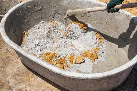 Ручное замешивание бетона