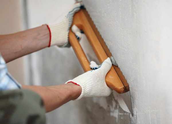 Перед тем, как наносить венецианскую штукатурку, нужно тщательно подготовить стену, иначе будут видны все недостатки поверхности
