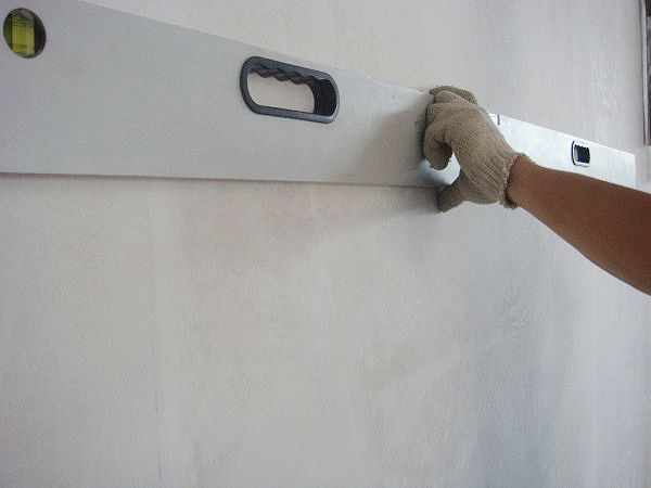 При поклейке ламината на стену без обрешетки, подготовленная поверхность должна быть идеально ровной