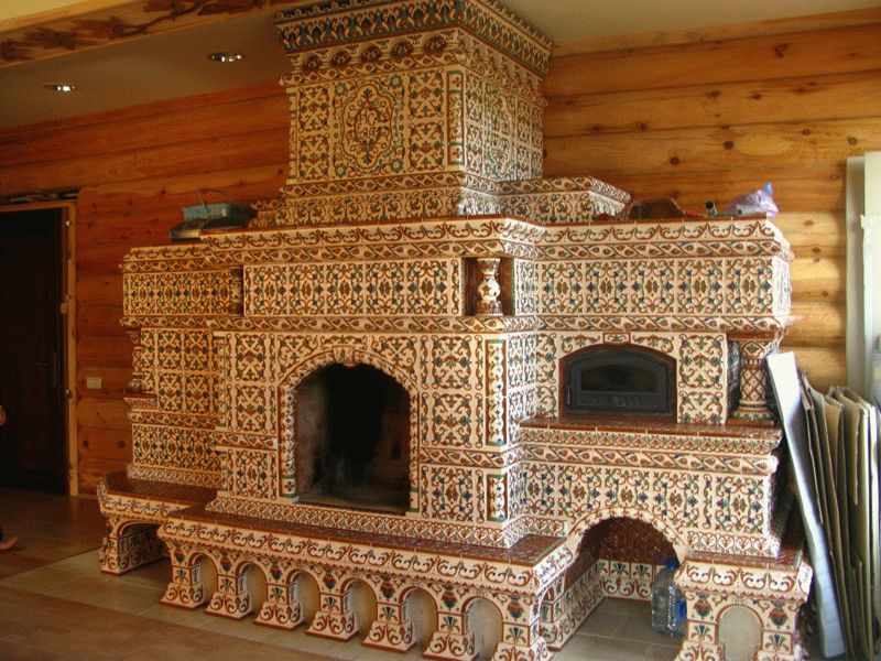 Изразцы Красивая печка, отделанная изразцами