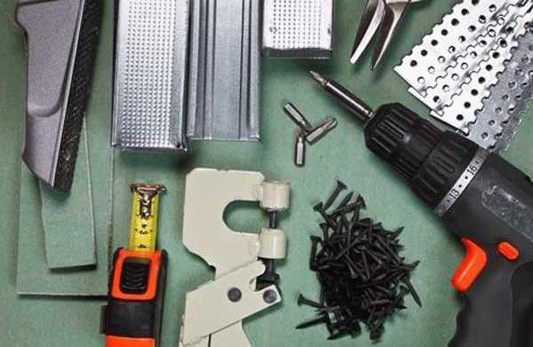 Инструменты и материалы, необходимые для обшивки стен гипсокартоном