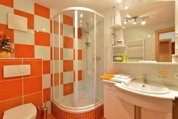 Чтобы не ошибиться в выборе плитки, нужно учесть множество деталей, начиная от освещения в ванной и заканчивая расположением сантехники