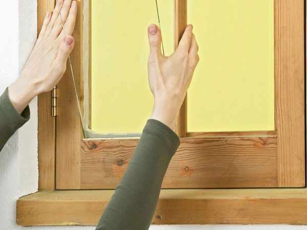 Одна из главных проблем установки стекол в деревянные рамы - установка штапиков с обратной стороны