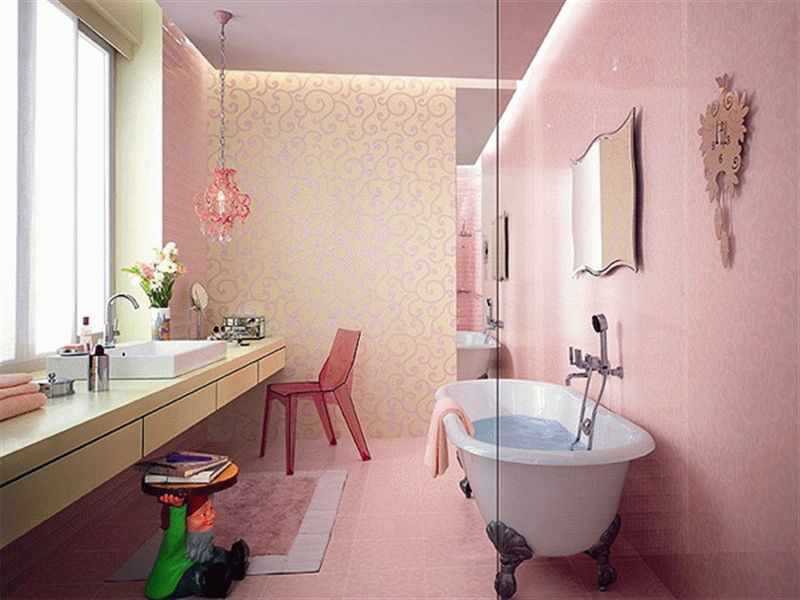 При выборе обоев для ванной комнаты, в первую очередь необходимо учитывать специфику данного помещения