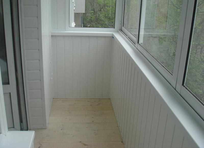 Сайдинг редко используется для внутренней отделки балкона, чаще всего его применяют для фасадных работ