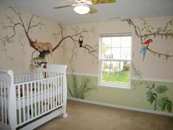 Рисунки на стене в детской комнате