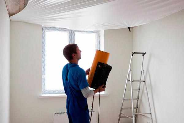Независимо от того, будут наклеены обои или нет, натягивание потолка производится только после предварительного выравнивания стен