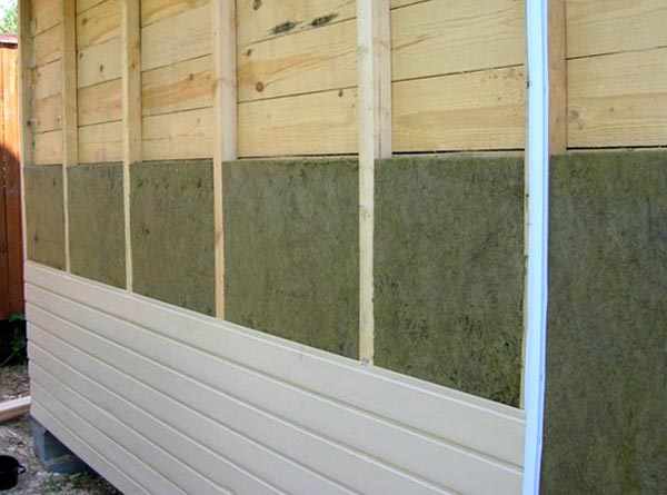Для утепления деревянного дома чаще всего используют минеральную или базальтовую вату