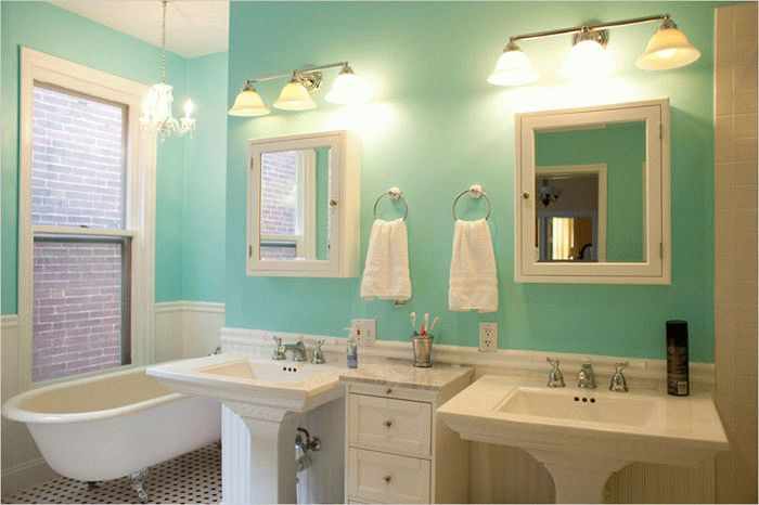 Выбор краски для стен ванной комнаты зависит от площади помещения