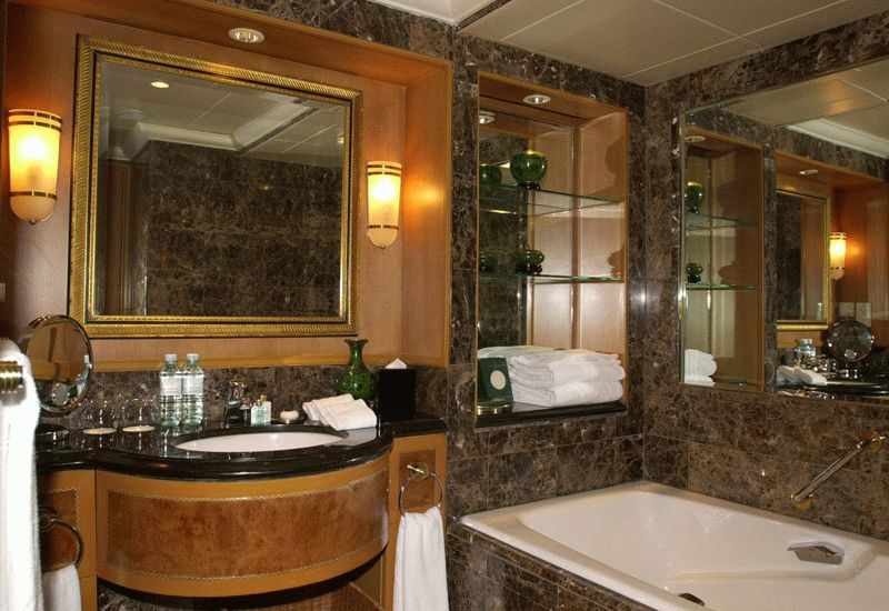 Мрамор и дерево отлично впишутся в интерьер ванной комнаты, но такой ремонт обойдется значительно дороже, чем укладка керамической плитки